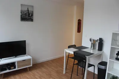 Télévision ou salle de divertissement dans l'établissement HYPER CENTRE - WIFI FIBRE GRATUIT - JERGWELOH - Le Londonien