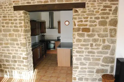 Cuisine ou kitchenette dans l'établissement Spacious house for 6 people with a swimming pool