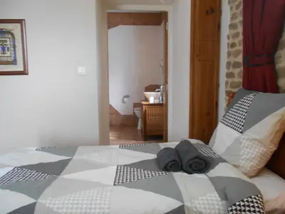 Un ou plusieurs lits dans un hébergement de l'établissement Spacious house for 6 people with a swimming pool