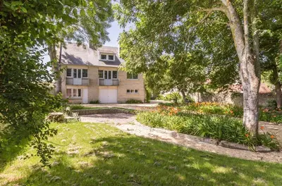 Jardin de l'établissement La Maison Bleue au coeur des Plages du Débarquement