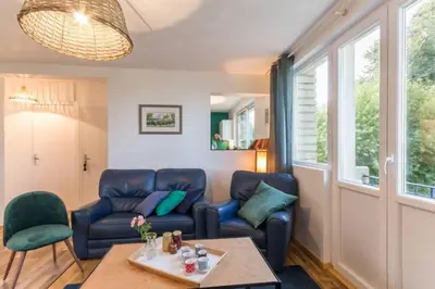 Coin salon dans l'établissement La Maison Bleue au coeur des Plages du Débarquement