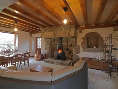 Coin salon dans l'établissement Maison authentique près d'un étang avec animaux acceptés, linge et ménage inclus - FR-1-497-142