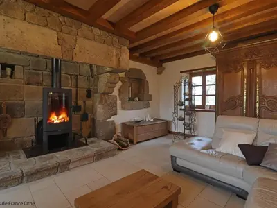 Coin salon dans l'établissement Maison authentique près d'un étang avec animaux acceptés, linge et ménage inclus - FR-1-497-142