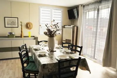 Télévision ou salle de divertissement dans l'établissement Maison de vacances 3 chambres à 400 m de la plage Kairon - Saint Pair sur mer