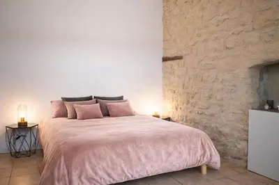 Un ou plusieurs lits dans un hébergement de l'établissement Appartement lumineux et cosy avec jardin vue sur chateau près Port en Bessin, Bayeux et Omaha Beach