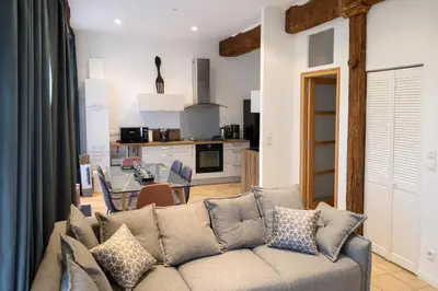 Cuisine ou kitchenette dans l'établissement Appartement lumineux et cosy avec jardin vue sur chateau près Port en Bessin, Bayeux et Omaha Beach