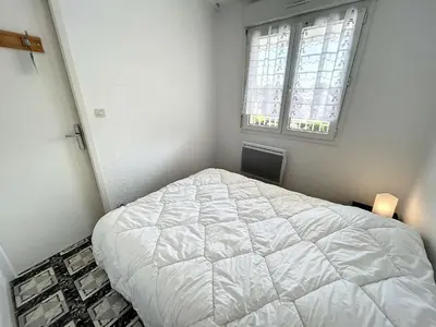 Un ou plusieurs lits dans un hébergement de l'établissement Appartement en front de mer avec balcon et parking privatif - FR-1-361-360
