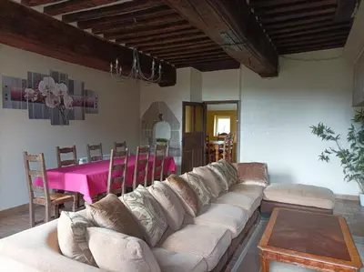 Coin salon dans l'établissement La Petellerie, maison de campagne avec piscine pour un séjour détente