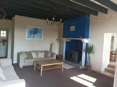 Coin salon dans l'établissement La Petellerie, maison de campagne avec piscine pour un séjour détente