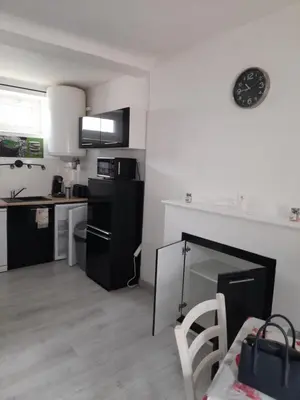 Cuisine ou kitchenette dans l'établissement Promo Studio Wi-Fi à Courseulles-sur-Mer au 1er étage