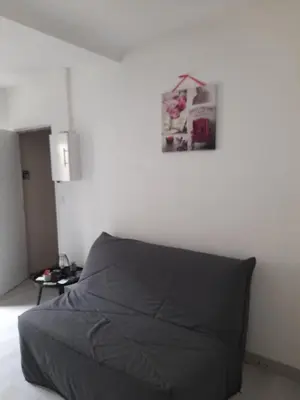 Coin salon dans l'établissement Promo Studio Wi-Fi à Courseulles-sur-Mer au 1er étage
