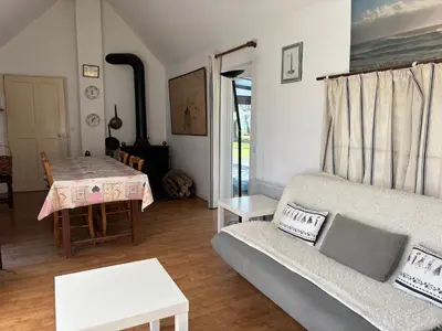 Coin salon dans l'établissement Maison de campagne lumineuse spacieuse dans impasse au calme a proximité d'un chateau deux vérandas grand jardin cabane pour vélos, pres Port en Bessin et Bayeux, proche plages du débarquement