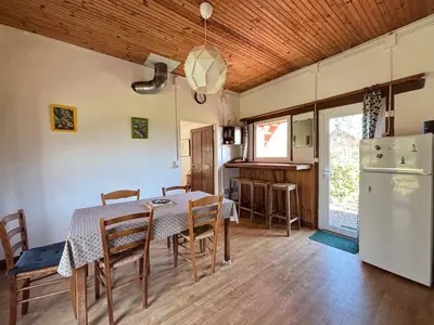 Cuisine ou kitchenette dans l'établissement Maison de campagne lumineuse spacieuse dans impasse au calme a proximité d'un chateau deux vérandas grand jardin cabane pour vélos, pres Port en Bessin et Bayeux, proche plages du débarquement
