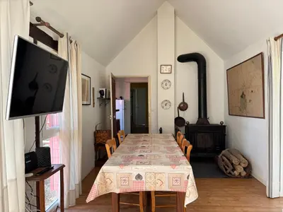 Télévision ou salle de divertissement dans l'établissement Maison de campagne lumineuse spacieuse dans impasse au calme a proximité d'un chateau deux vérandas grand jardin cabane pour vélos, pres Port en Bessin et Bayeux, proche plages du débarquement