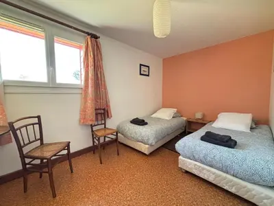 Un ou plusieurs lits dans un hébergement de l'établissement Maison de campagne lumineuse spacieuse dans impasse au calme a proximité d'un chateau deux vérandas grand jardin cabane pour vélos, pres Port en Bessin et Bayeux, proche plages du débarquement