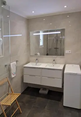 Salle de bains dans l'établissement Maison Blanche en Côte de Nacre