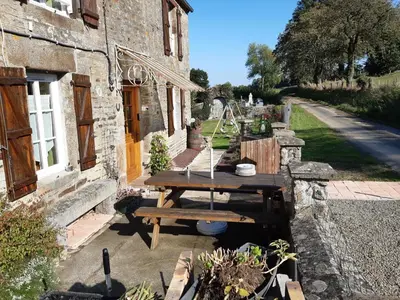 Jardin de l'établissement Maison de charme, animaux admis - jusqu'à 6 pers. - FR-1-497-141