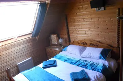 Un ou plusieurs lits dans un hébergement de l'établissement 3 Bedroom Lodge over looking Lake Dathee & Golf Course