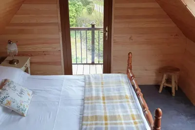 Un ou plusieurs lits dans un hébergement de l'établissement 3 Bedroom Lodge over looking Lake Dathee & Golf Course