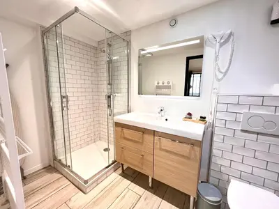 Salle de bains dans l'établissement City Affaire, Petit déjeuner OFFERT en Hypercentre