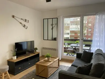Télévision ou salle de divertissement dans l'établissement CABOURG APPARTEMENT EN RESIDENCE CALME ET COSI