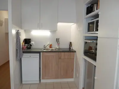 Cuisine ou kitchenette dans l'établissement CABOURG APPARTEMENT EN RESIDENCE CALME ET COSI