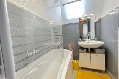 Salle de bains dans l'établissement La Forgette - Netflix - Cosy
