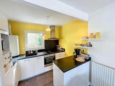 Cuisine ou kitchenette dans l'établissement Appartement moderne centre-ville, 600m plage, résidence sécurisée, parking - FR-1-361-368