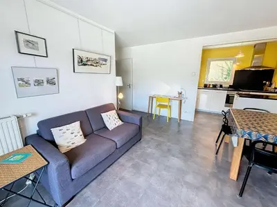 Coin salon dans l'établissement Appartement moderne centre-ville, 600m plage, résidence sécurisée, parking - FR-1-361-368
