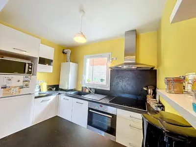 Cuisine ou kitchenette dans l'établissement Appartement moderne centre-ville, 600m plage, résidence sécurisée, parking - FR-1-361-368