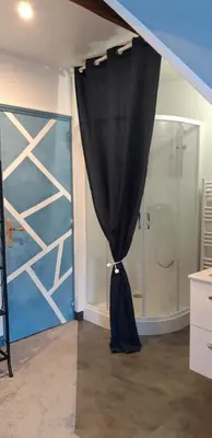 Salle de bains dans l'établissement LE CHALET SUISS - Chambre Santorin