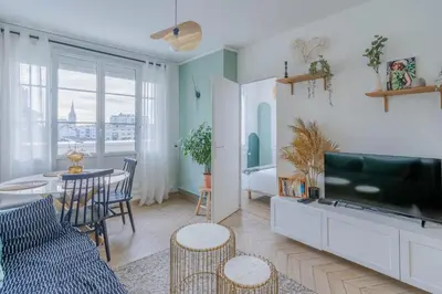 Télévision ou salle de divertissement dans l'établissement Superbe appart chic, hyper centre, vue château, Parking inclus