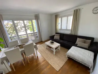 Coin salon dans l'établissement Belle Appartement lumineux avec balcon plein centre .