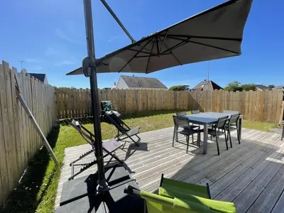 Balcon ou terrasse dans l'établissement Villa moderne au calme, terrasse, jardin clos, à 500m de la plage de Kairon, proche commerces et loisirs - FR-1-361-372
