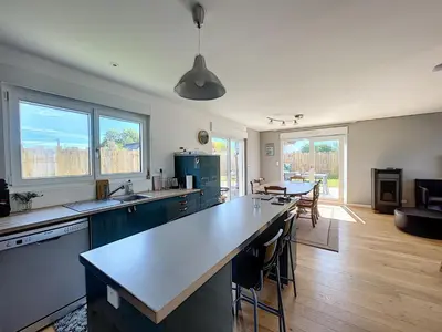 Télévision ou salle de divertissement dans l'établissement Villa moderne au calme, terrasse, jardin clos, à 500m de la plage de Kairon, proche commerces et loisirs - FR-1-361-372