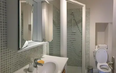 Salle de bains dans l'établissement La Maison des Matignon 2