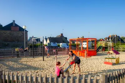 Aire de jeux pour enfants de l'établissement Camping Les Pommiers du Mont Saint Michel