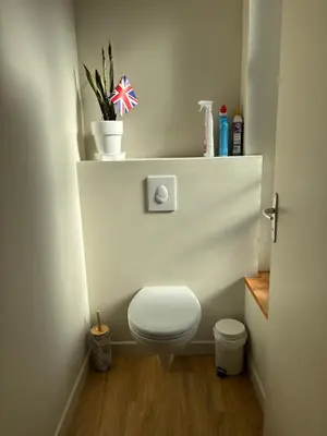 Salle de bains dans l'établissement Bajocasse Apt duplex spacieux 3 ch 2 sdb cosy décoration élégante plein centre Bayeux parking public gratuit proche plages du débarquement
