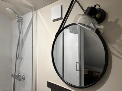 Salle de bains dans l'établissement Bajocasse Apt duplex spacieux 3 ch 2 sdb cosy décoration élégante plein centre Bayeux parking public gratuit proche plages du débarquement