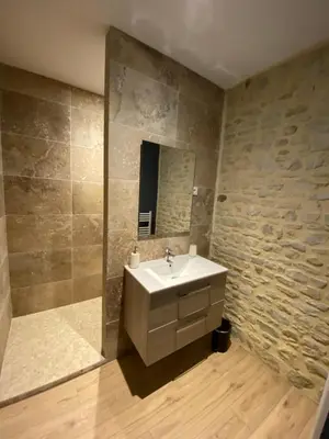 Salle de bains dans l'établissement L'ATELIER DU VIEUX BOIS Spa