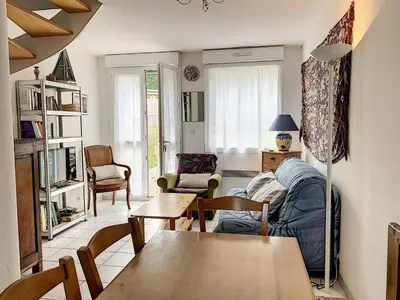 Coin salon dans l'établissement Duplex avec terrasse près de la plage et commerces - Saint-Pair-sur-Mer - FR-1-361-374