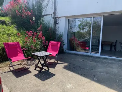 Jardin de l'établissement suite junior OMAHA BEACH