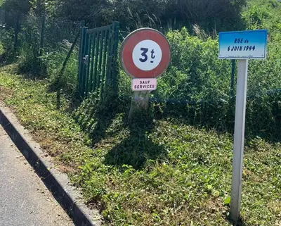 Certificat, récompense, panneau ou autre document affiché dans l'établissement suite junior OMAHA BEACH