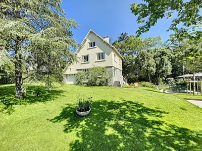 Jardin de l'établissement Maison d'exception à 80m de la plage avec accès direct, proche commerces, terrasse, BBQ, WiFi inclus - FR-1-361-375