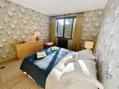Un ou plusieurs lits dans un hébergement de l'établissement Maison d'exception à 80m de la plage avec accès direct, proche commerces, terrasse, BBQ, WiFi inclus - FR-1-361-375