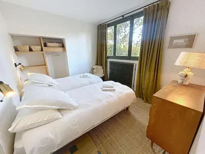 Un ou plusieurs lits dans un hébergement de l'établissement Maison d'exception à 80m de la plage avec accès direct, proche commerces, terrasse, BBQ, WiFi inclus - FR-1-361-375