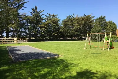 Aire de jeux pour enfants de l'établissement Gite Ouest de la pointe d'Agon