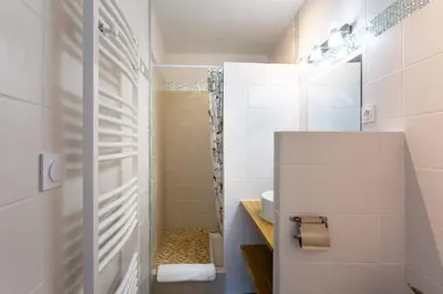 Salle de bains dans l'établissement La Brise- Joli T2 rénové - Vue Mer - 1 chambre