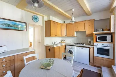 Cuisine ou kitchenette dans l'établissement Ker Roz - Belle maison 3 chambres- Proche Mer-Port