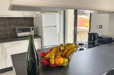 Cuisine ou kitchenette dans l'établissement Le cottage GAMA Suisse Normande
